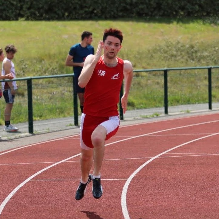 Dorian sur piste d'athlétisme